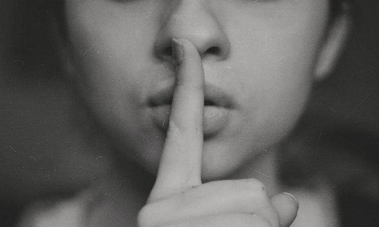 7 علت سکوت زن: ساکت بودن زنان در رابطه نشانه چیست؟