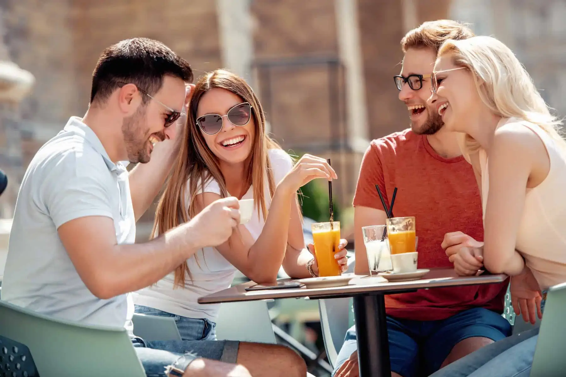 رفتار با همسر در جمع دوستان