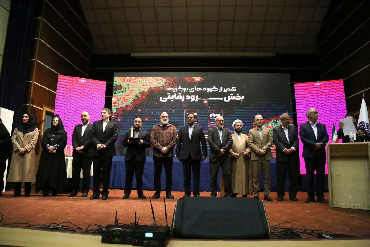 فرهاد غمی و سید جاواد هاشمی در نزدیکی یک رویداد مهم