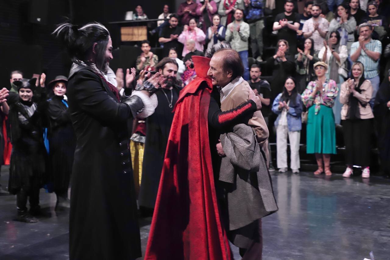 کار "خانه دراکولا" با فرزاد حسنی و آاش فالاات پیشه روی صحنه رفت