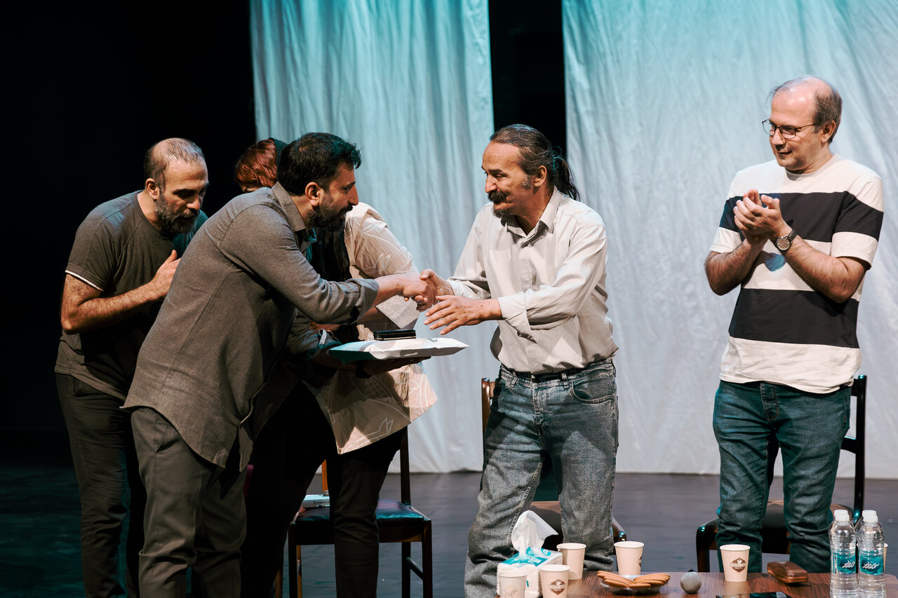 قدردانی دعای درو در یک نمایش روی صحنه