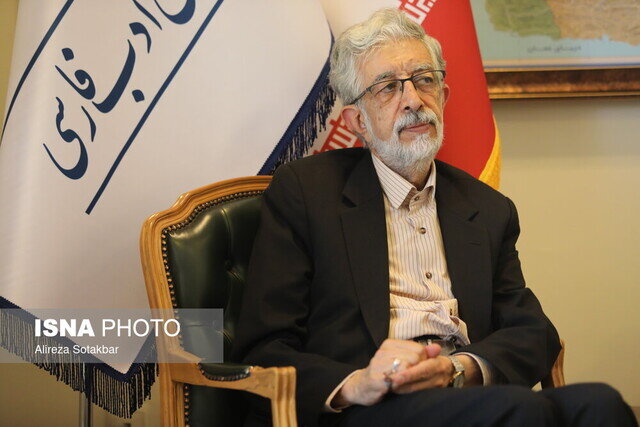 ما آکادمی را برای تأیید زبان مجبور نمی کنیم
