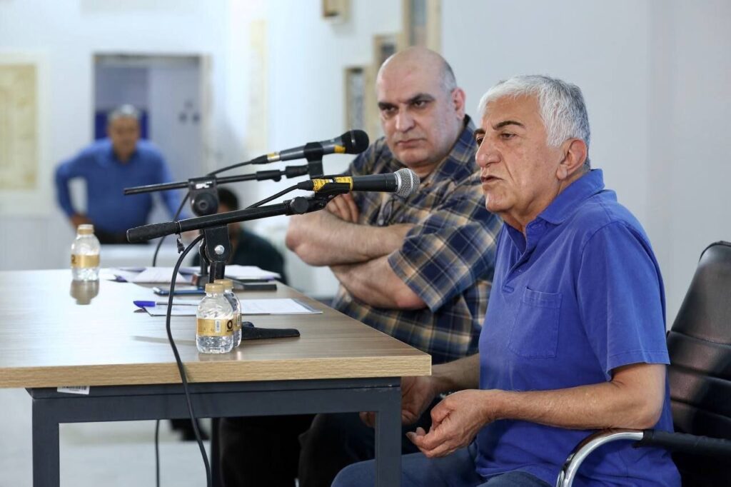 کیانیان می گوید: من از نوشتن دور بودم زیرا انتقاد جدی در مورد آنها وجود نداشت
