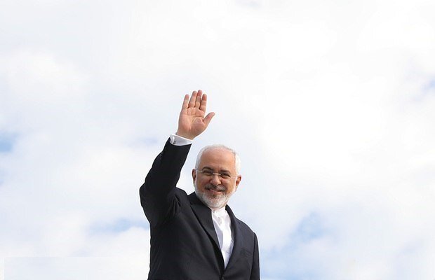 محمد جواد زاریف وارد کابین موسسه اطلاعات می شود