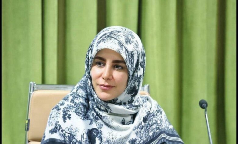 امروز معنای هنر و هنرمند با لطف و کمال در جامعه همراه است.