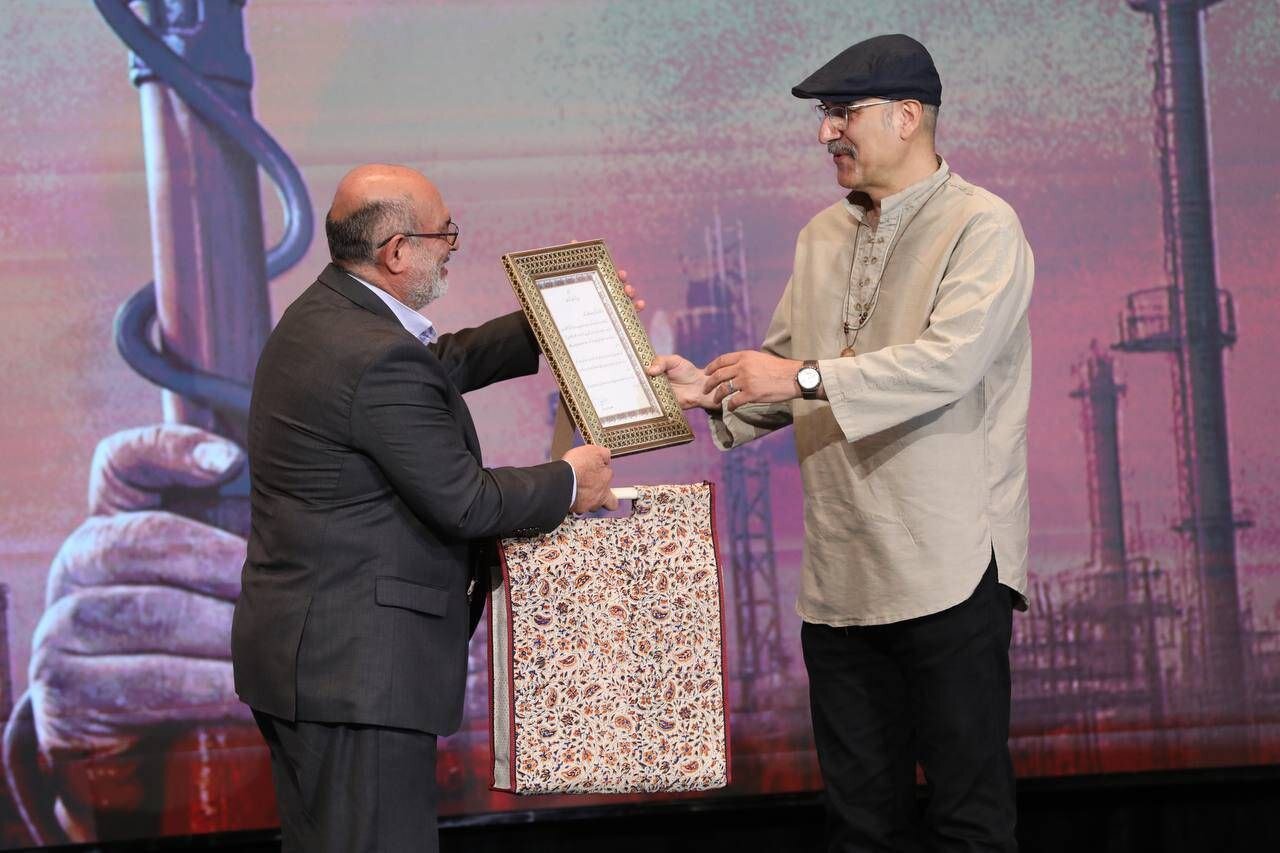 در زمینه فضای مجازی ، به تلاش همکارانم در رادیو افتخار می کند