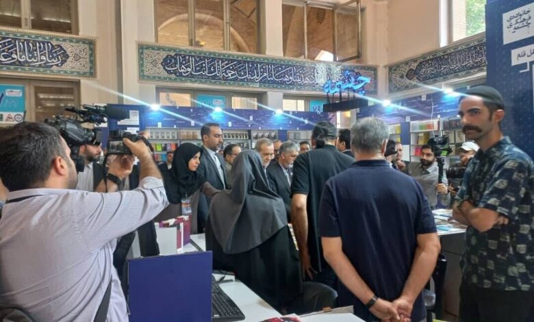 رئیس جمهور به نمایشگاه کتاب رفت
