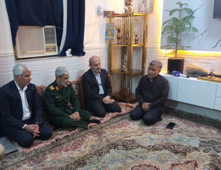 پیمان جبلی برای بازدید از حادثه خانواده های داغ خانواده بندر عباس رفت