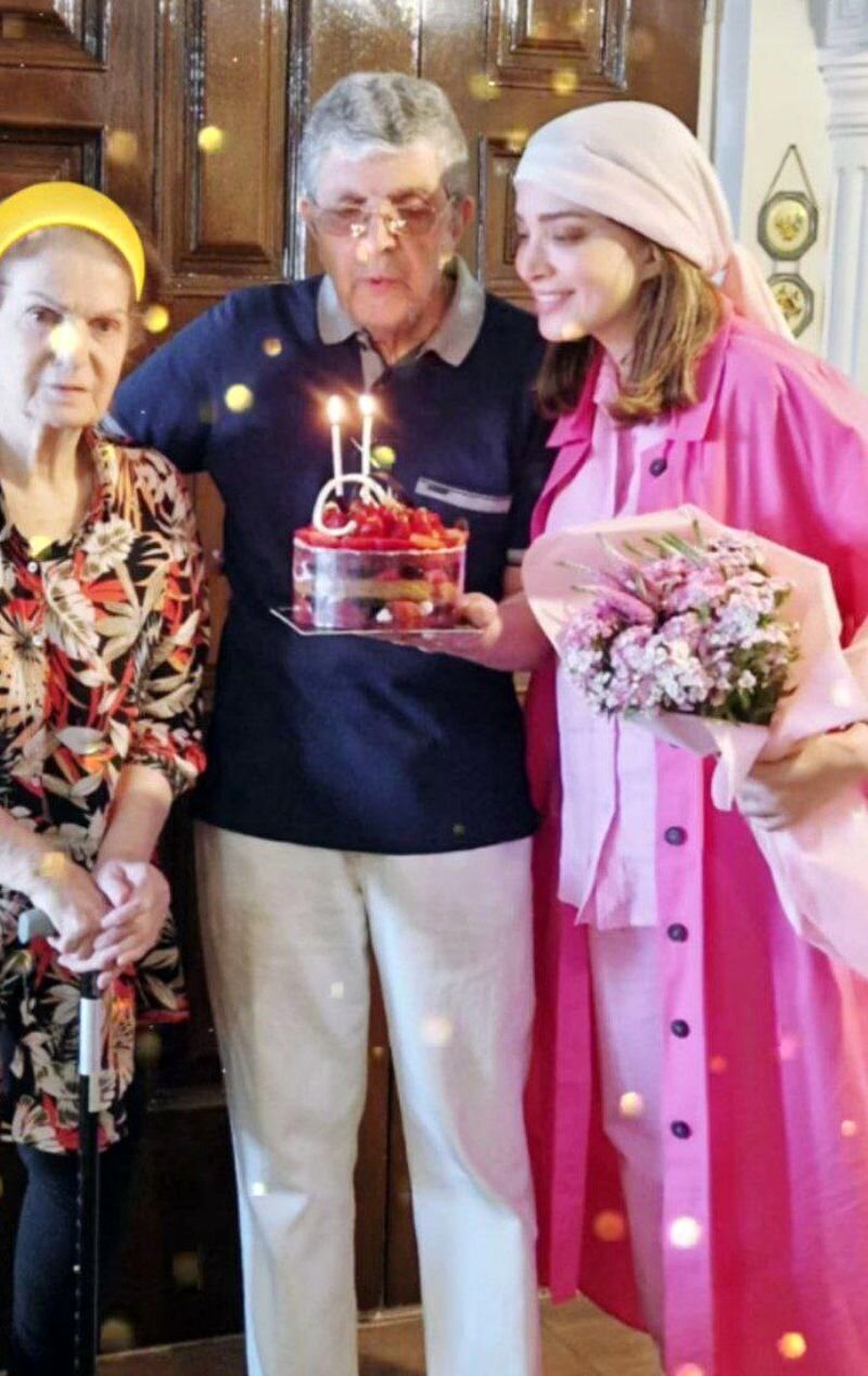 Behnush Tabatabai ، بازیگر در سن 6 سالگی ، با والدین