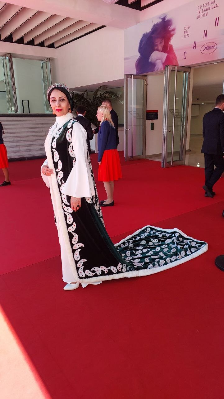 فرش قرمز زیر پای خانم و طراح مد ایرانی