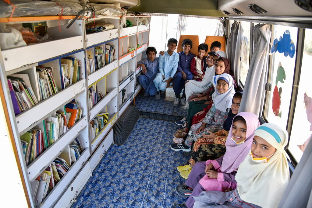 چرخ های کتابخانه های تلفن همراه برای کودکان در روستا می چرخد