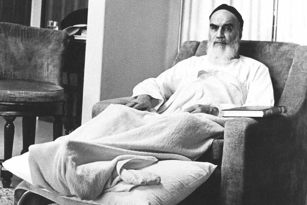 یک نوجوان 6 ساله که با تماس امام در مقابل بود