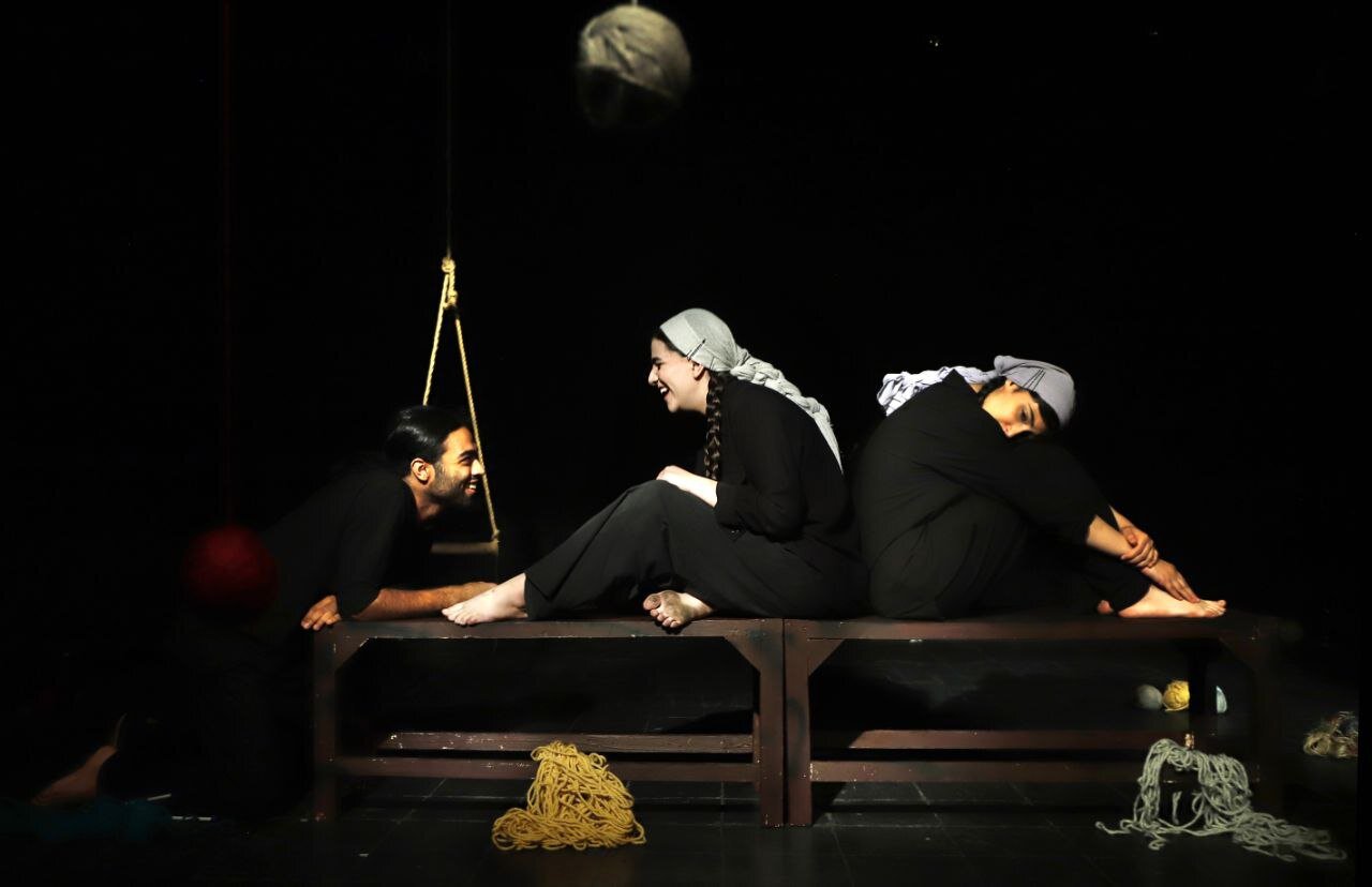 وقتی Forugh Farrokzad و Mehdi Akhavan Salhe توسط نوجوانان هدایت می شوند