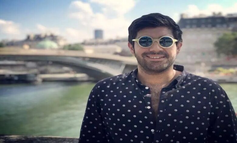 خبرنگار گزارشگر گروه رسانه ای شرقی در حال سقوط علی پاکاد