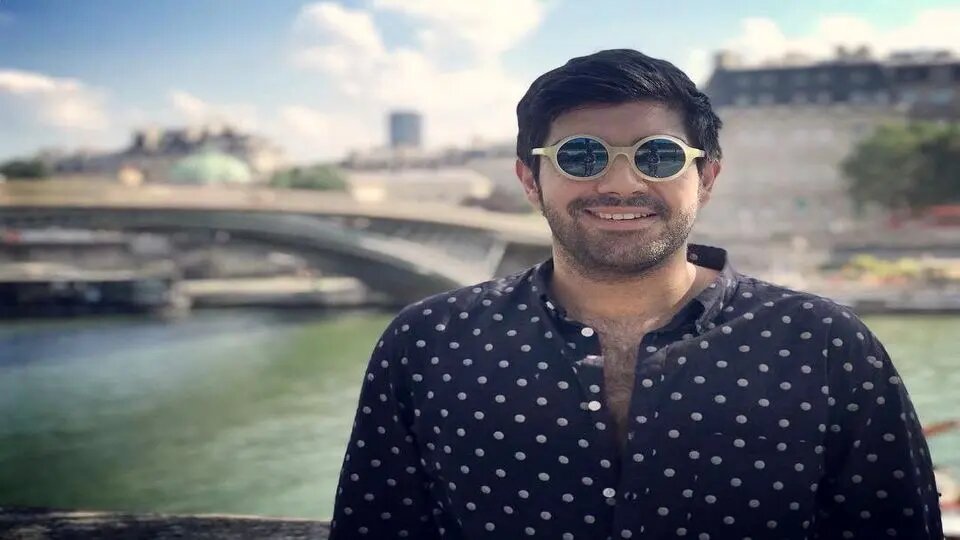 خبرنگار گزارشگر گروه رسانه ای شرقی در حال سقوط علی پاکاد