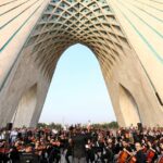 ارکستر سمفونیک را در میدان آزاد با وزیر پاتریا بازی کنید