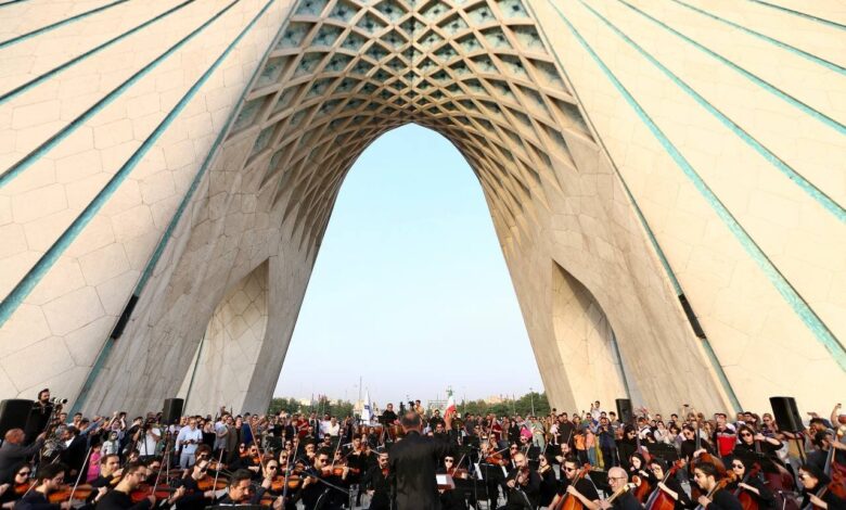 ارکستر سمفونیک را در میدان آزاد با وزیر پاتریا بازی کنید