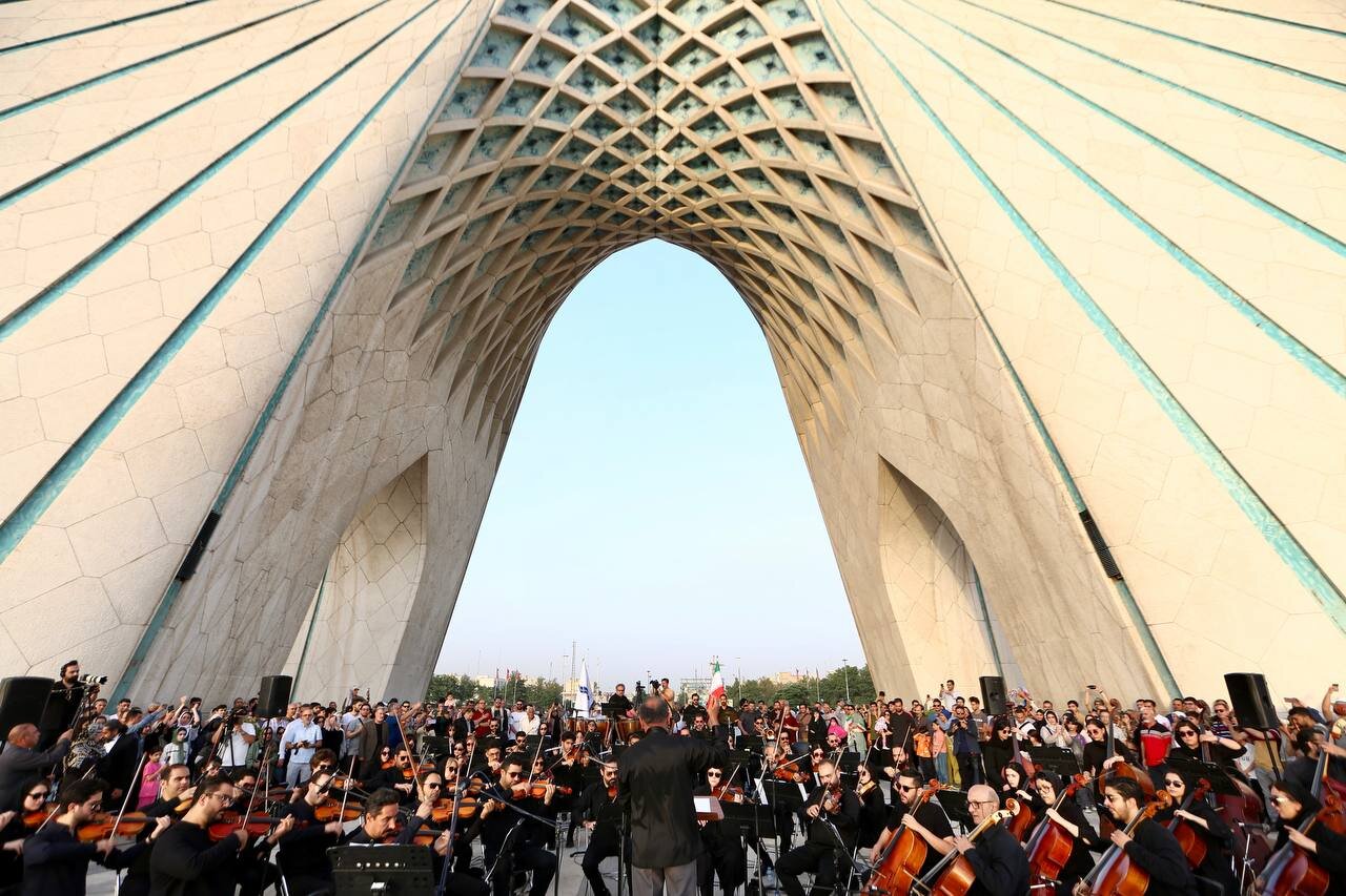 ارکستر سمفونیک را در میدان آزاد با وزیر پاتریا بازی کنید