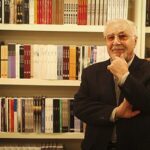 معلمی که علی رغم مشکلات ، برای منافع دانش آموزان خود کار می کند.