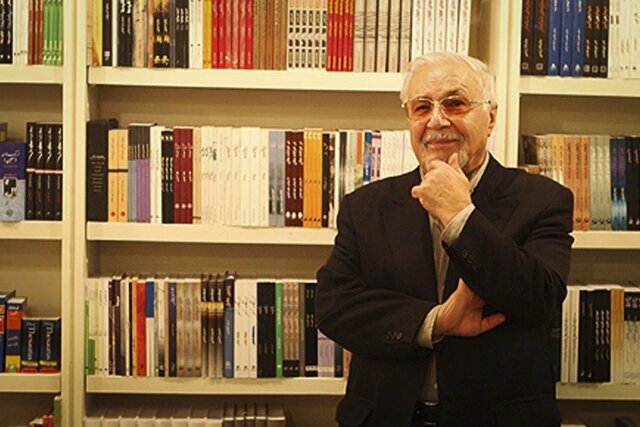 معلمی که علی رغم مشکلات ، برای منافع دانش آموزان خود کار می کند.