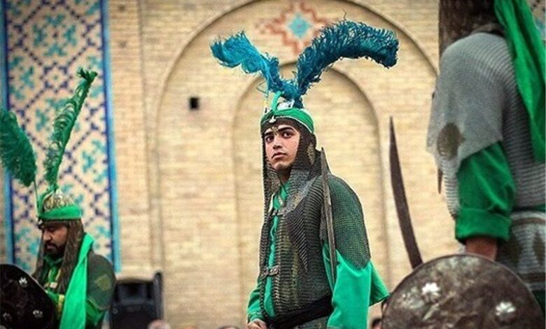 با تمرکز بر خانه شهرداری که نشان دهنده کشت جوانان Taziyeh است