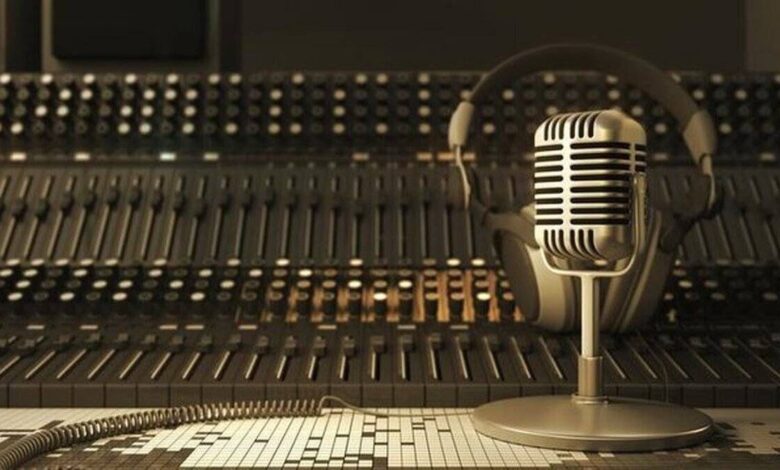 چهار برنامه جدید را با مضامین مختلف برنامه رادیویی بازتولید می کند