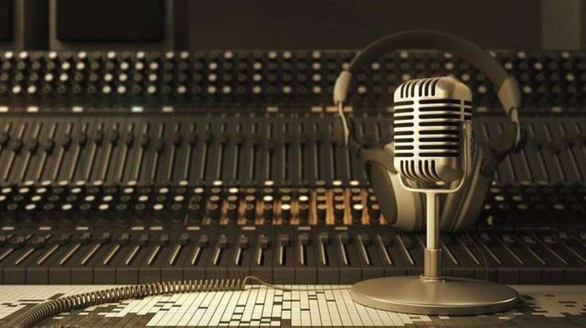 چهار برنامه جدید را با مضامین مختلف برنامه رادیویی بازتولید می کند