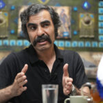 این کل مکان است! چرا فرد به یک مدرسه تئاتر ایرانی تبدیل می شود؟