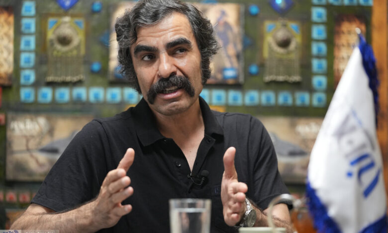 این کل مکان است! چرا فرد به یک مدرسه تئاتر ایرانی تبدیل می شود؟