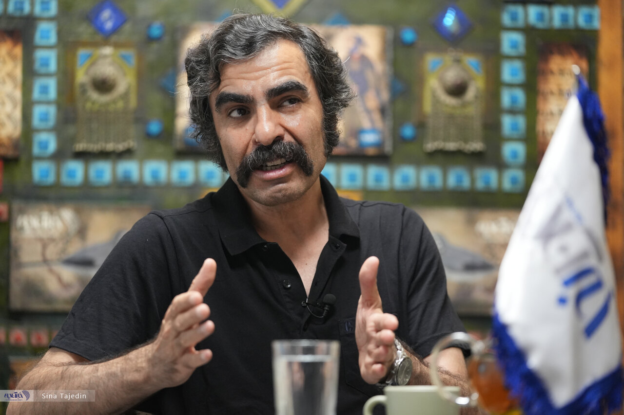 این کل مکان است! چرا فرد به یک مدرسه تئاتر ایرانی تبدیل می شود؟