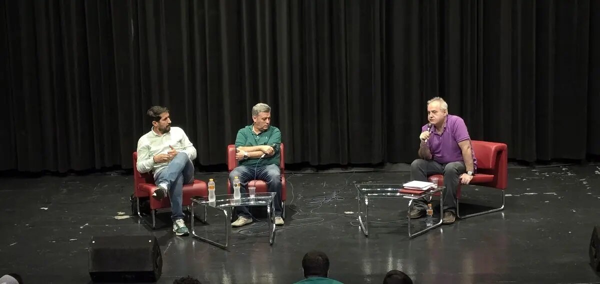 دانشجویی که نگران داشتن لپ تاپ است