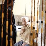 مردی که می ترسد بمیرد و بدنش به تنهایی بوی می دهد