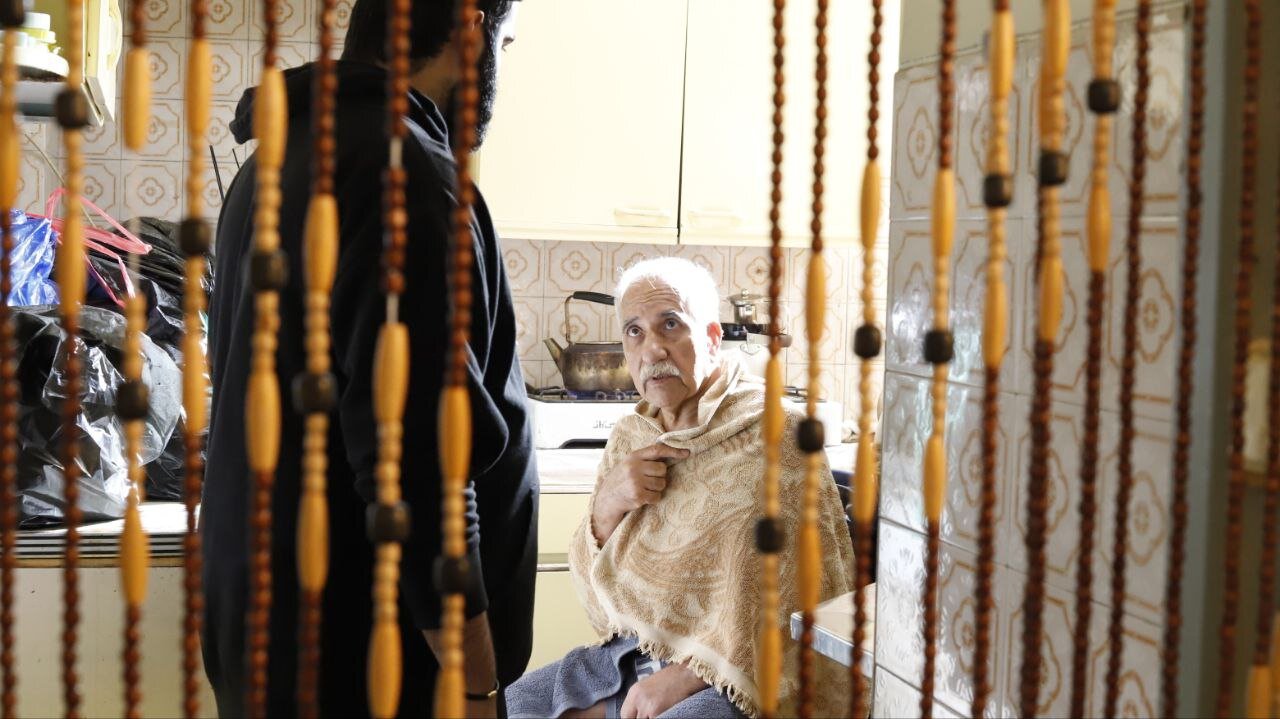 مردی که می ترسد بمیرد و بدنش به تنهایی بوی می دهد