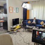 یک زن و شوهر که فقط با نزدیک شدن به دختران تقلب می شوند