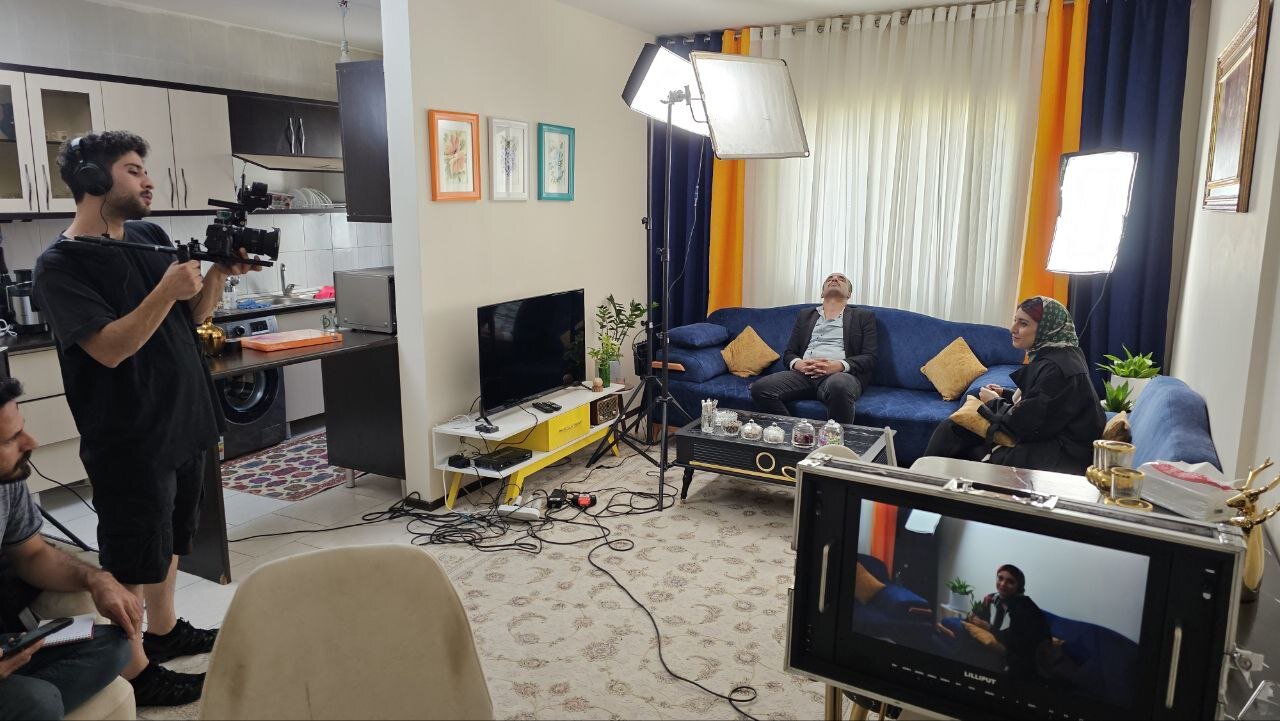 یک زن و شوهر که فقط با نزدیک شدن به دختران تقلب می شوند