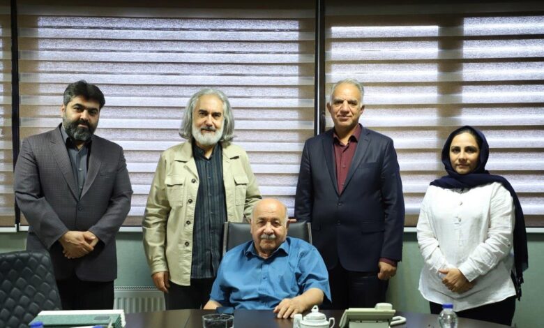 مدیر برنامه Homayoun Shajario در بین اعضای جدید انجمن موسیقی