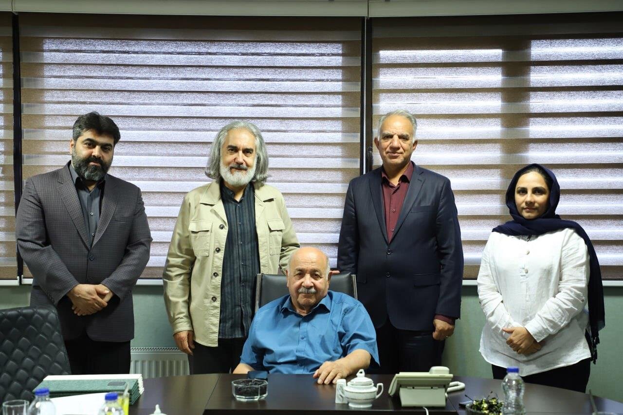 مدیر برنامه Homayoun Shajario در بین اعضای جدید انجمن موسیقی