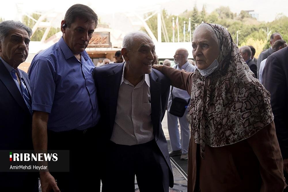 هنرمندان جانبازان از ساخت شیشه IRIB بازدید کردند