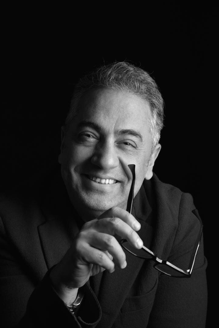 در اینجا ایران ، زخمی است ، اما در عوض