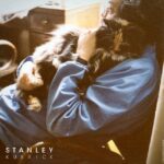 کوبریک و گربه ای که "روشنایی" را تشکیل داده اند