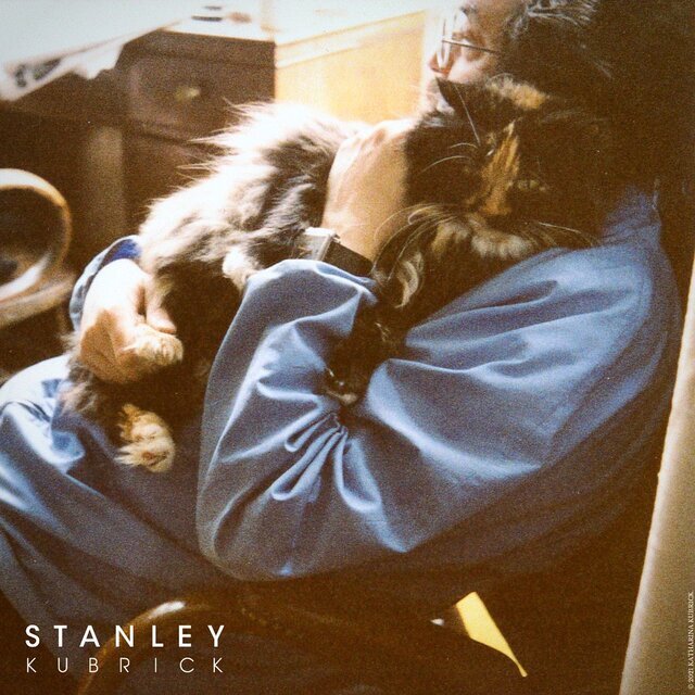 کوبریک و گربه ای که "روشنایی" را تشکیل داده اند