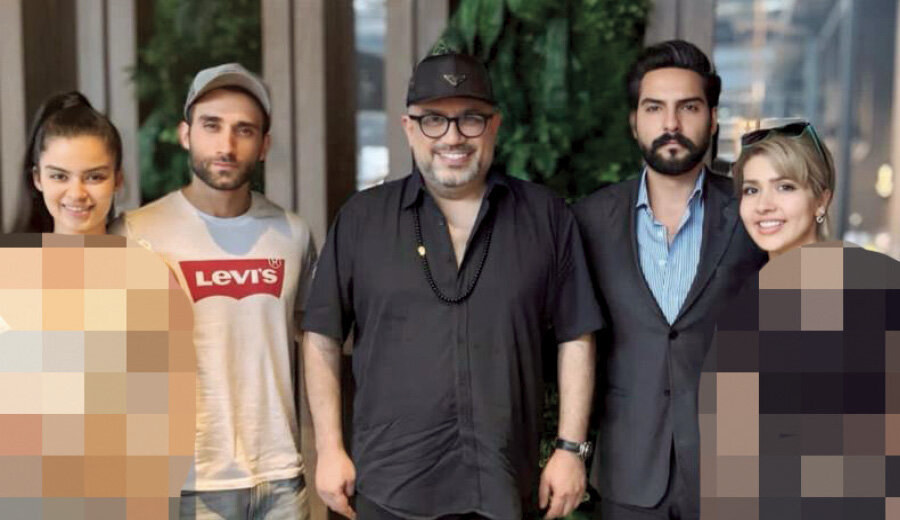 انتقاد زیاد از Rehidpour برای عکس یادبود وی با کسانی که در "عشق ابدی" درگیر هستند