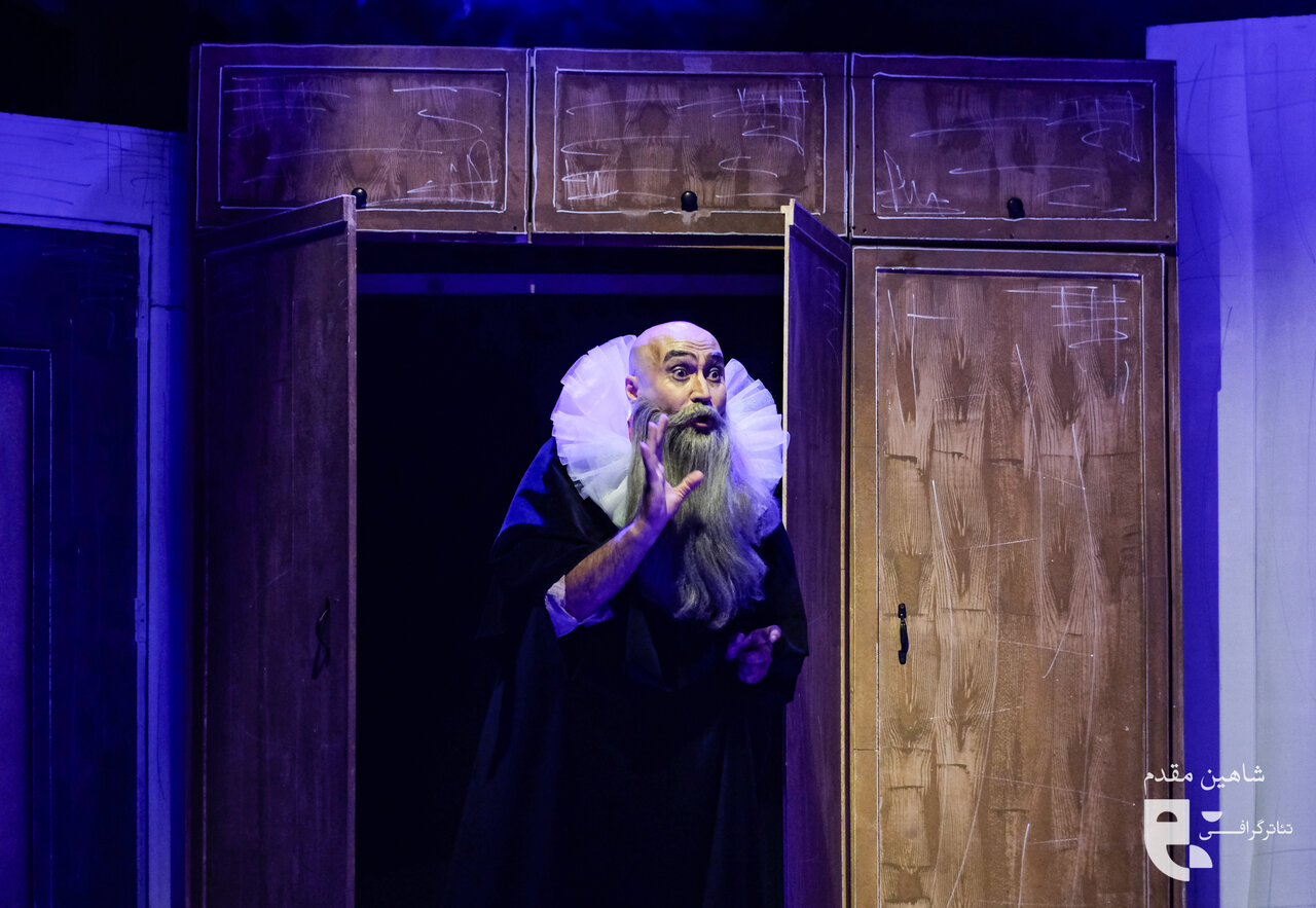 افراد جدیدی که یکی از لباس ها/ عکس های اتاق را ترک می کنند