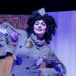 افراد جدیدی که یکی از لباس ها/ عکس های اتاق را ترک می کنند