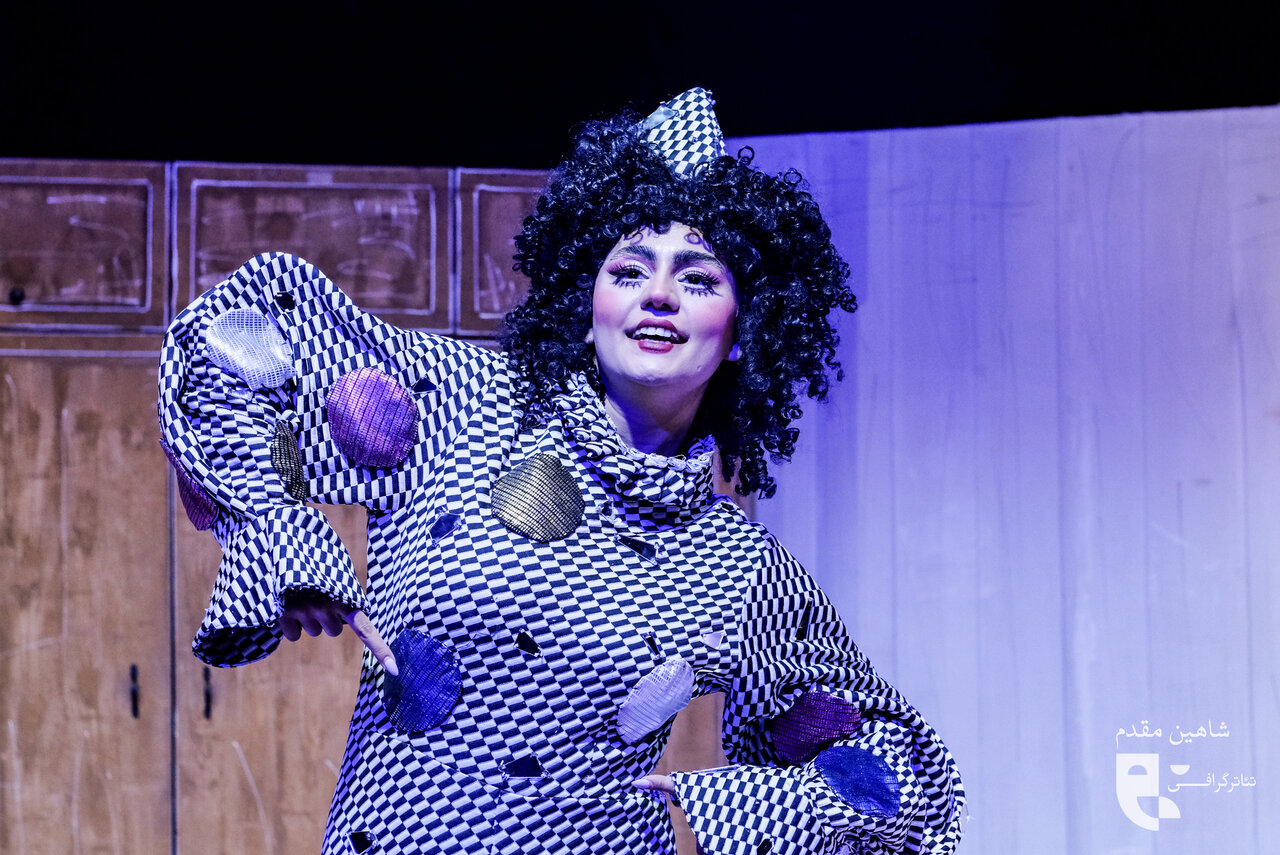 افراد جدیدی که یکی از لباس ها/ عکس های اتاق را ترک می کنند