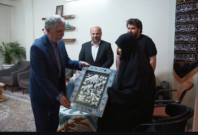 وزیر فرهنگ را با محمد مهدی فرگانی و خانواده احمد تاواکولی در روز روزنامه نگار بشناسید