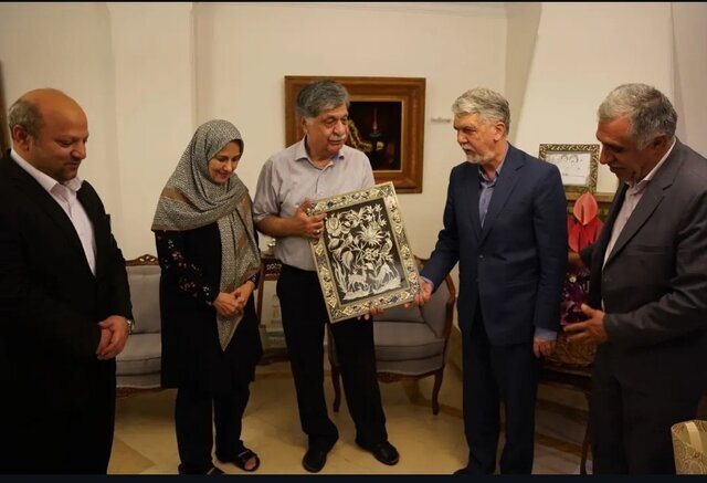 وزیر فرهنگ را با محمد مهدی فرگانی و خانواده احمد تاواکولی در روز روزنامه نگار بشناسید