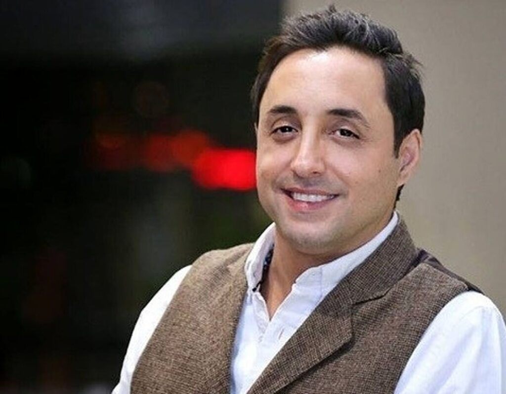 رامباد جوان در رختخواب گسترش می یابد و وقتی می خواهد تمرکز کند با مشتریان خود صحبت می کند!