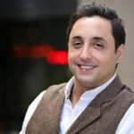 رامباد جوان در رختخواب گسترش می یابد و وقتی می خواهد تمرکز کند با مشتریان خود صحبت می کند!