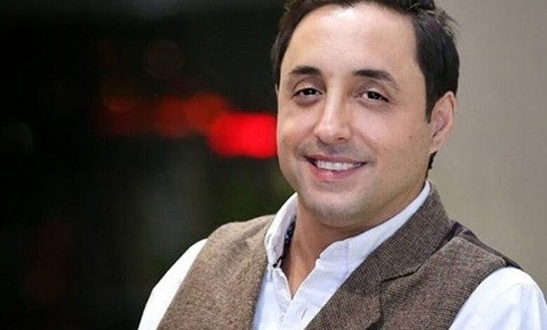 رامباد جوان در رختخواب گسترش می یابد و وقتی می خواهد تمرکز کند با مشتریان خود صحبت می کند!